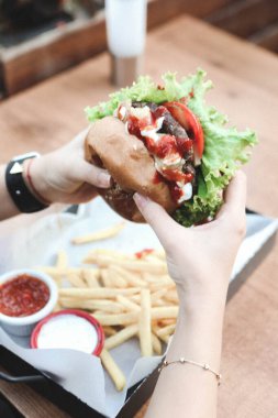 Taze sebzeli ev yapımı hamburger.