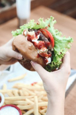Taze sebzeli ev yapımı hamburger.