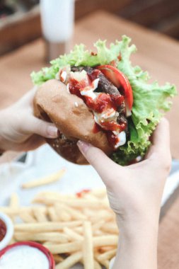 Taze sebzeli ev yapımı hamburger.