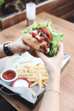 Taze sebzeli ev yapımı hamburger.