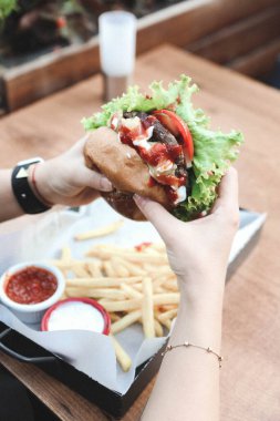 Taze sebzeli ev yapımı hamburger.