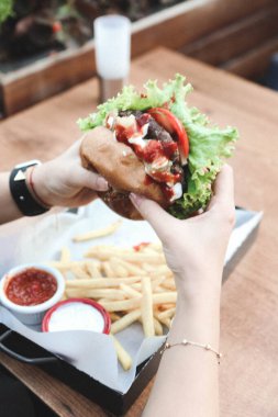 Taze sebzeli ev yapımı hamburger.