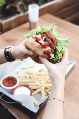 Taze sebzeli ev yapımı hamburger.