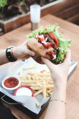 Taze sebzeli ev yapımı hamburger.