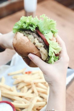 Taze sebzeli ev yapımı hamburger.