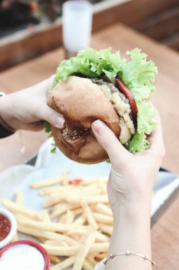 Taze sebzeli ev yapımı hamburger.