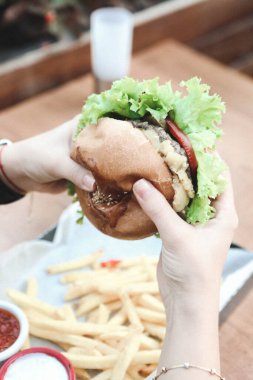 Taze sebzeli ev yapımı hamburger.