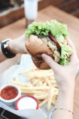 Taze sebzeli ev yapımı hamburger.