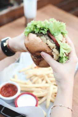 Taze sebzeli ev yapımı hamburger.