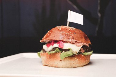 Taze sebzeli ev yapımı hamburger.