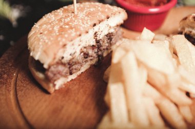 Taze sebzeli ev yapımı hamburger.