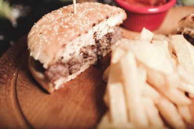 Taze sebzeli ev yapımı hamburger.