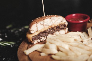 Taze sebzeli ev yapımı hamburger.