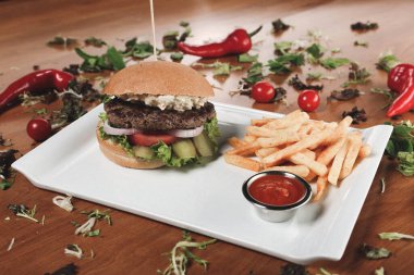 Taze sebzeli ev yapımı hamburger.