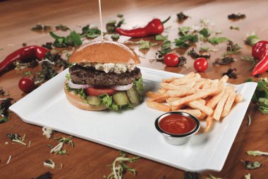 Taze sebzeli ev yapımı hamburger.