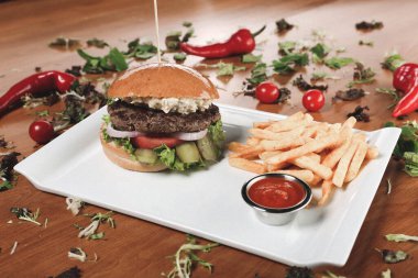 Taze sebzeli ev yapımı hamburger.