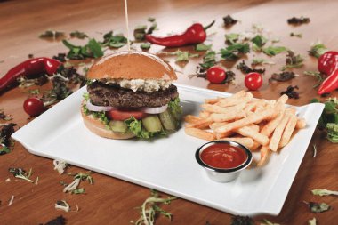 Taze sebzeli ev yapımı hamburger.