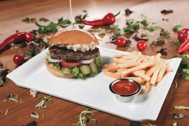 Taze sebzeli ev yapımı hamburger.