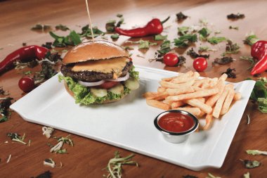 Taze sebzeli ev yapımı hamburger.