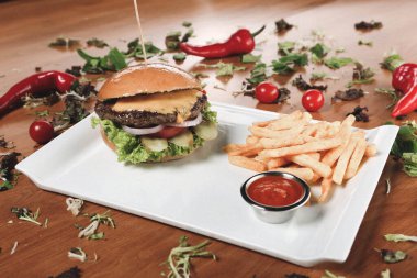 Taze sebzeli ev yapımı hamburger.