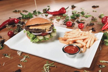 Taze sebzeli ev yapımı hamburger.