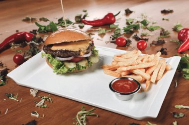 Taze sebzeli ev yapımı hamburger.