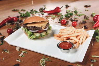 Taze sebzeli ev yapımı hamburger.