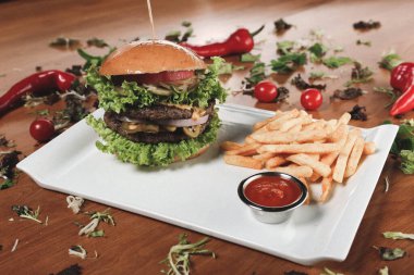 Taze sebzeli ev yapımı hamburger.