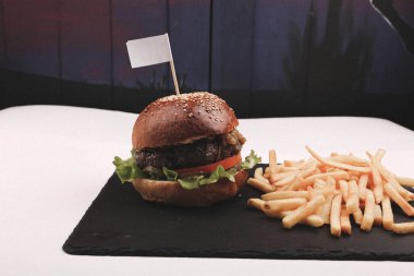 Taze sebzeli ev yapımı hamburger.