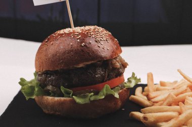 Taze sebzeli ev yapımı hamburger.