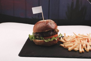 Taze sebzeli ev yapımı hamburger.