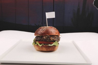 Taze sebzeli ev yapımı hamburger.