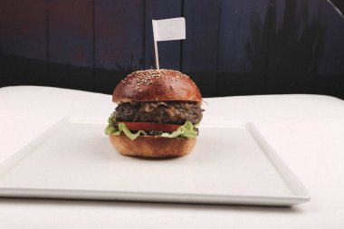 Taze sebzeli ev yapımı hamburger.