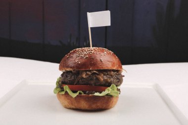 Taze sebzeli ev yapımı hamburger.