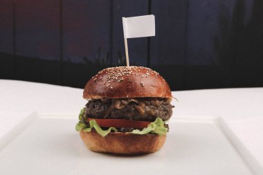 Taze sebzeli ev yapımı hamburger.