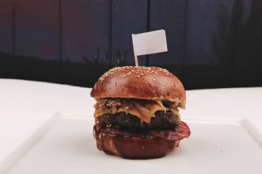 Taze sebzeli ev yapımı hamburger.