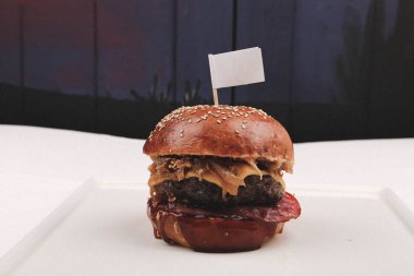 Taze sebzeli ev yapımı hamburger.