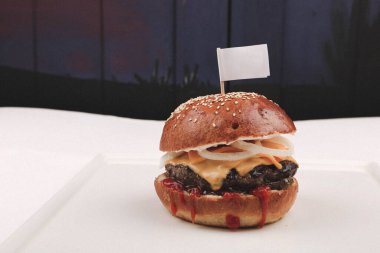 Taze sebzeli ev yapımı hamburger.
