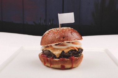 Taze sebzeli ev yapımı hamburger.