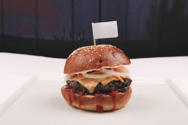 Taze sebzeli ev yapımı hamburger.