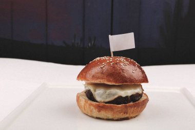 Taze sebzeli ev yapımı hamburger.