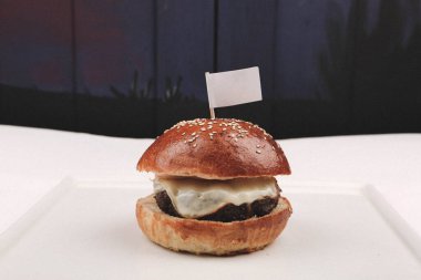 Taze sebzeli ev yapımı hamburger.