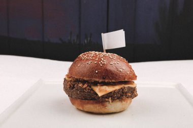 Taze sebzeli ev yapımı hamburger.