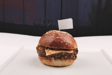 Taze sebzeli ev yapımı hamburger.