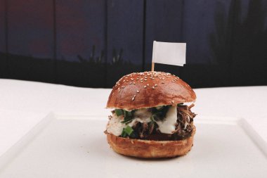 Taze sebzeli ev yapımı hamburger.