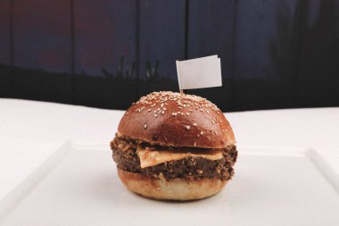 Taze sebzeli ev yapımı hamburger.