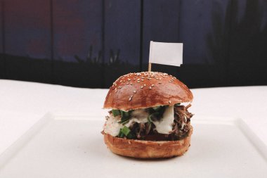 Taze sebzeli ev yapımı hamburger.