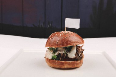 Taze sebzeli ev yapımı hamburger.