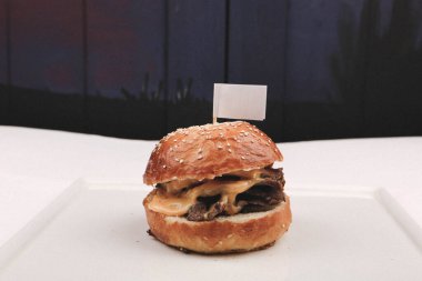 Taze sebzeli ev yapımı hamburger.