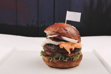 Taze sebzeli ev yapımı hamburger.